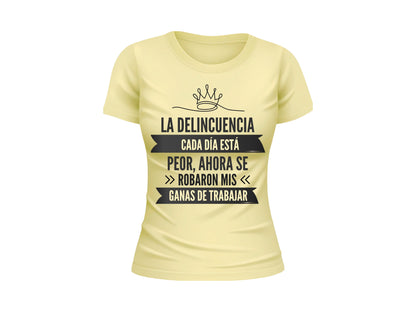 La Delincuencia Cada Día Está Peor Women's Graphic T-Shirt | Funny Spanish Tee