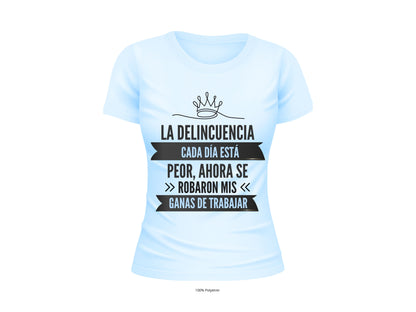 La Delincuencia Cada Día Está Peor Women's Graphic T-Shirt | Funny Spanish Tee
